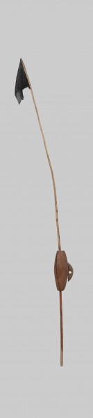 boja znakowa z chorągiewką - Ujęcie z drugiego boku; Oznacznik złożony z boi i chorągiewki. W 1/3 długości żerdzi umieszczony jest owalny pływak, do którego przymocowana jest półkolista deseczka z okrągłym otworem, a na szczycie kawałek siateczkowej, prostokątnej tkaniny w kolorze czarnym. Na końcu żerdzi brak metalowego obciążenia, oznacznik nie posiada znaku rybaka i był pomalowany na brązowo o czym świadczą resztki farby.