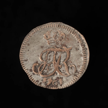 MNS/N/2433 szeląg (1/48 talara) - Na awersie ukoronowany monogram królewski AFR, poniżej data 1761. Otok kreseczkowy.
