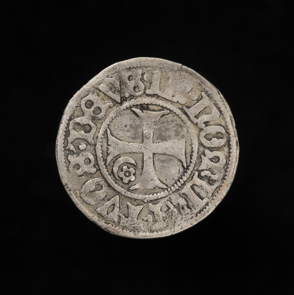 szeląg - rewers; moneta srebrna; Na rewersie krzyż równoramienny z rozszerzonymi ramionami, w jednym kącie mała rozetka z półksiężycem. W perełkowym otoku napis: DEVS IN NOMINE TVO S (Boże, w Twoim imieniu moje zbawienie).