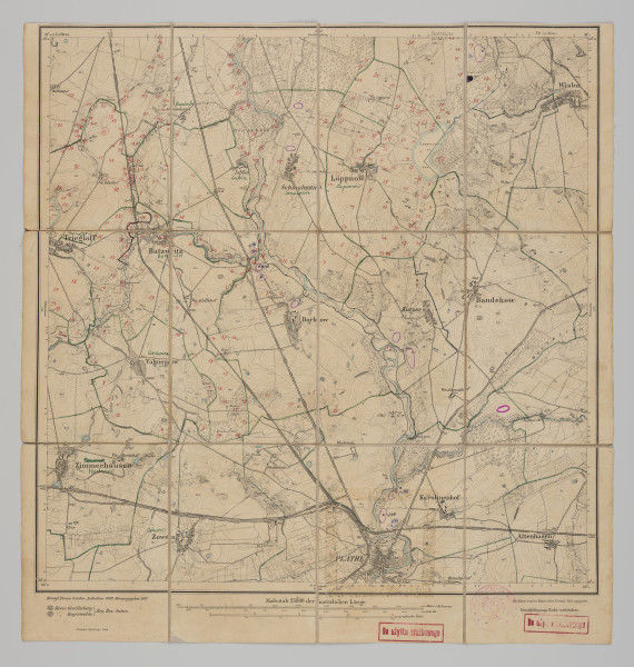 drukowana mapa 774 Plathe - Ujęcie z przodu; Mapę 774 Plathe I opracowano w 1889, a wydrukowano w 1891 roku. Obejmuje obszar w pobliżu miejscowości Plathe, Kreis Greifenberg, Reg. Bez. Stettin, Prov. Pommern, dziś Płoty, pow. gryficki, woj. zachodniopomorskie, Polska.
Na drukowanej mapie ręcznie naniesiono warstwę z numeracją obiektów fizjograficznych odnoszących się do miejscowości: Gramhusen, dziś Brodniki; Lebbin, dziś Lubin; Schmalentin, dziś Smolęcin; Loppnow, dziś Łopianów; Trieglaff, dziś Trzyglów; Batzwitz, dziś Baszewice; Barkow, dziś Barkowo; Greifenberg, dziś Gryfice; Rottnow, dziś Rotnowo.