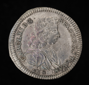 MNS/N/14200 2/3 talara (gulden) - awers; srebrna moneta;
Na awersie popiersie króla zwrócone w prawo. Władca w peruce ubrany jest w zbroję z narzuconym na nią płaszczem spiętym na ramieniu. Pod popiersiem inicjały mincmistrza DHM. W otoku tytulatura: CAROL XI D G REX SUE GOT&VAN (Karol XI z łaski Bożej król Szwecji, Gotów i Wandalów).