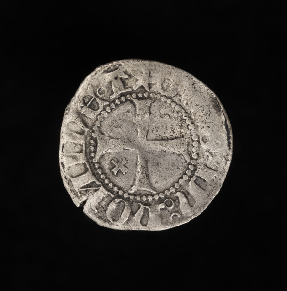 szeląg (gruby fenig) - rewers; srebrna moneta; Na rewersie krzyż równoramienny o rozszerzonych końcach ramion, w dwóch przeciwległych kątach małe krzyżyki równoramienne. W perełkowym otoku napis DEVS IN NOMINE T (Boże, w imię Twoje).