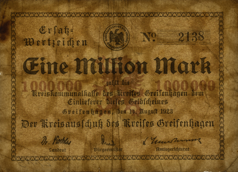1 milion marek - awers; Na awersie, w ramce złożonej z szeregu odwróconych serc przetykanych punktami, na brązowym poddruku z gryfem w lewo pomiędzy nominałami 1 000 000, czarny druk gotycką czcionką: Eine Million Mark/ (duża czcionka) zahlt die/ Kreiskommunalkasse des Kreises Greifenhagen dem/ Einlieferer dieses Geldscheines/ Greifenhagen, den 14. August 1923 (mała czcionka). Poniżej czarny druk gotycką czcionką: Der Kreisausschuss des Kreis Greifenhagen (średnia czcionka), a niżej faksymilia podpisów starosty, burmistrza i sędziego powiatowego - Landrat, Burgermeister, Amtsgerichtsrat (mała czcionka). W lewym górnym narożniku bonu czarny druk gotycką czcionką: Ersatz=/ Wertzeichen (średnia czcionka). W prawym górnym narożniku numer emisyjny: 2138 na czarnym liniowym poddruku. W połowie długości górnej krawędzi bonu czarne faksymile okrągłej pieczęci zarządu powiatu. W polu orzeł pruski w postawie heraldycznej, napis otokowy: KREISAUSSCHUSS DES KREISES - GREIFENHAGEN.
