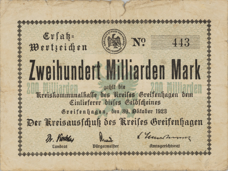 200 miliardów marek - Ujęcie z przodu; Na awersie, w ramce złożonej z rąbów, na zielonym poddruku z gryfem w lewo pomiędzy nominałami 200 Milliarden, czarny druk prostą, bezszeryfową czcionką: Zweihundert Milliarden Mark/ (duża czcionka) a niżej zahlt die/ Kreiskommunalkasse des Kreises Greifenhagen dem/ Einlieferer dieses Geldscheines/ Greifenhagen, den 30. Oktober 1923 (mała gotycka czcionka). Poniżej czarny druk: Der Kreisausschuss des Kreis Greifenhagen (średnia gotycka czcionka), a niżej faksymilia podpisów starosty, burmistrza i sędziego powiatowego - Landrat, Burgermeister, Amtsgerichtsrat (mała gotycka czcionka). W lewym górnym narożniku bonu czarny druk: Ersatz=/ Wertzeichen (średnia gotycka czcionka). W prawym górnym narożniku numer emisyjny: 443 na czarnym liniowym poddruku. W połowie długości górnej krawędzi bonu czarne faksymile okrągłej pieczęci zarządu powiatu. W polu orzeł pruski w postawie heraldycznej, napis otokowy: KREISAUSSCHUSS DES KREISES - GREIFENHAGEN.