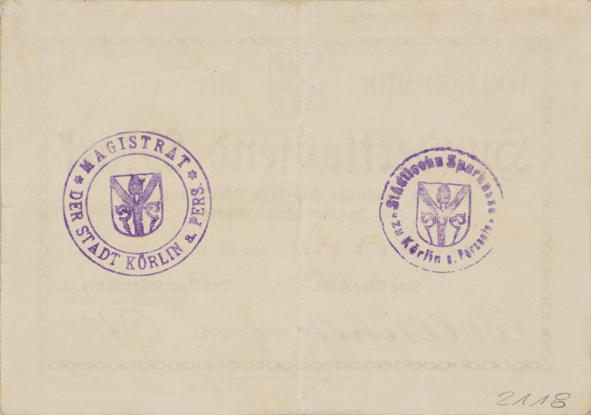 100 tysięcy marek - rewers; Na rewersie dwa odciski okrągłych pieczęci w fioletowym tuszu. 1) Pieczęć rady miejskiej z herbem Karlina w ciągłej obwódce, napisem w otoku: MAGISTRAT - DER STADT KORLIN a. PERS. i ciągłą zewnętrzną obwódką. 2) Pieczęć Miejskiej Kasy Oszczędności w Karlinie z herbem Karlina, napisem w otoku: Stadtische Sparkasse - zu Korlin a. Persente i ciągłą obwódką. Papier biały. Znak wodny - ciemne smugi (niem. Dunkle Streifen).