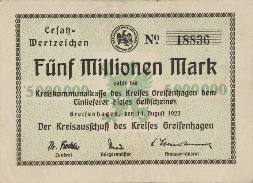 5 milionów marek - Na awersie, w ramce złożonej z szeregu owali, na zielonym poddruku z gryfem w lewo pomiędzy nominałami 5 000 000, czarny druk fantazyjną czcionką: Fünf Millionen Mark/ (duża czcionka) zahlt die/ Kreiskommunalkasse des Kreises Greifenhagen dem/ Einlieferer dieses Geldscheines/ Greifenhagen, den 14. August 1923 (mała czcionka). Poniżej czarny druk fantazyjną czcionką: Der Kreisausschuss des Kreis Greifenhagen (średnia czcionka), a niżej faksymilia podpisów starosty, burmistrza i sędziego powiatowego - Landrat, Burgermeister, Amtsgerichtsrat (mała czcionka). W lewym górnym narożniku bonu czarny druk fantazyjną czcionką: Ersatz=/ Wertzeichen (średnia czcionka). W prawym górnym narożniku numer emisyjny: 18 836 na czarnym liniowym poddruku. W połowie długości górnej krawędzi bonu czarne faksymile okrągłej pieczęci zarządu powiatu. W polu orzeł pruski w postawie heraldycznej, napis otokowy: KREISAUSSCHUSS DES KREISES - GREIFENHAGEN.