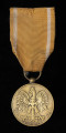 Medal Pamiątkowy Za Wojnę 1918-1921 - Ujęcie z przodu; Medal ma kształt okrągły. Na awersie medalu umieszczono godło państwowe (według wzoru z 1927) – orzeł w koronie, na piersi którego widnieje – zawieszony na szyi – Krzyż Orderu Wojennego Virtuti Militari. Po obu stronach godła, tuż pod szponami, znajdują się rozpisane na okręgu daty: 1918 i 1921. Zawieszenie z przylutowanego uszka o kształcie beczułkowatym i przewleczonego kółeczka. Wstążka nieregulaminowa - żółta z białymi paskami.