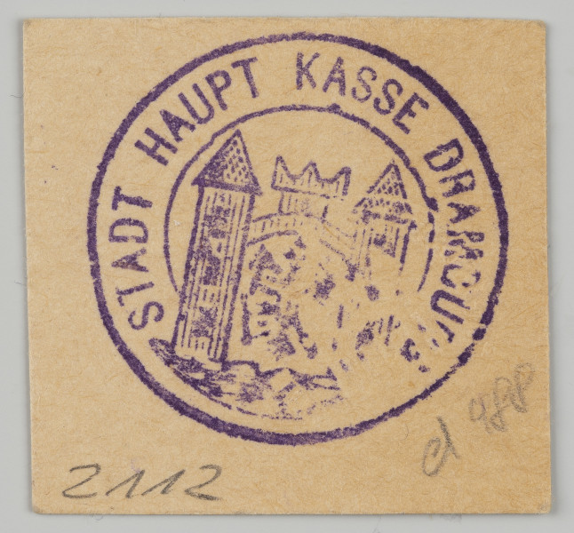2 fenigi - Ujęcie z przodu; Na niewielkim kremowym kartoniku zbliżonym do kwadratu, okrągła fioletowa tuszowa pieczęć kasy miejskiej. W polu pieczęci herb miasta a w otoku napis: STADT HAUPT KASSE DRAMBURG.