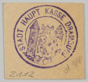 2 fenigi - Ujęcie z przodu; Na niewielkim kremowym kartoniku zbliżonym do kwadratu, okrągła fioletowa tuszowa pieczęć kasy miejskiej. W polu pieczęci herb miasta a w otoku napis: STADT HAUPT KASSE DRAMBURG.
