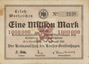 MNS/B/2113 1 milion marek - awers; Na awersie, w ramce złożonej z szeregu odwróconych serc przetykanych punktami, na brązowym poddruku z gryfem w lewo pomiędzy nominałami 1 000 000, czarny druk gotycką czcionką: Eine Million Mark/ (duża czcionka) zahlt die/ Kreiskommunalkasse des Kreises Greifenhagen dem/ Einlieferer dieses Geldscheines/ Greifenhagen, den 14. August 1923 (mała czcionka). Poniżej czarny druk gotycką czcionką: Der Kreisausschuss des Kreis Greifenhagen (średnia czcionka), a niżej faksymilia podpisów starosty, burmistrza i sędziego powiatowego - Landrat, Burgermeister, Amtsgerichtsrat (mała czcionka). W lewym górnym narożniku bonu czarny druk gotycką czcionką: Ersatz=/ Wertzeichen (średnia czcionka). W prawym górnym narożniku numer emisyjny: 2138 na czarnym liniowym poddruku. W połowie długości górnej krawędzi bonu czarne faksymile okrągłej pieczęci zarządu powiatu. W polu orzeł pruski w postawie heraldycznej, napis otokowy: KREISAUSSCHUSS DES KREISES - GREIFENHAGEN.