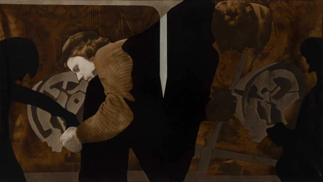 Wspomnienie lata 5 - Ujęcie z przodu; Kompozycja pozioma łącząca fotografię i malarstwo. W części środkowej ciemna lśniąca płaszczyzna przecięta od góry wąskim białym pasem zamkniętym klinem w połowie wysokości obrazu. Po lewej stronie z czarnej płaszczyzny wyłania się głowa, ramię i ręka pochylonego, ujętego z profilu mężczyzny, na przeciw którego widoczna czarna sylwetka człowieka przeciętego boczną krawędzią obrazu. W części po prawej stronie z czerni środkowej płaszczyzny, tuż pod górną krawędzią obrazu wyłania się – przedstawiona z profilu – głowa mężczyzny w czapce. Z boku czarna sylweta postaci przecięta krawędzią. W przestrzeni po lewej i prawej stronie formy elementów maszyn.