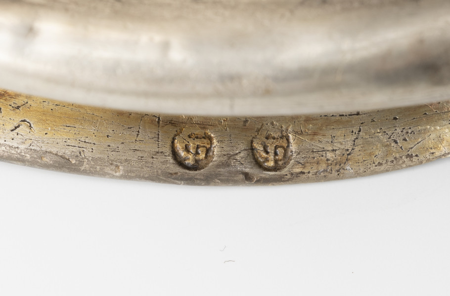 dzban na wino komunijne - detal; spleciony monogram w okrągłym polu GT