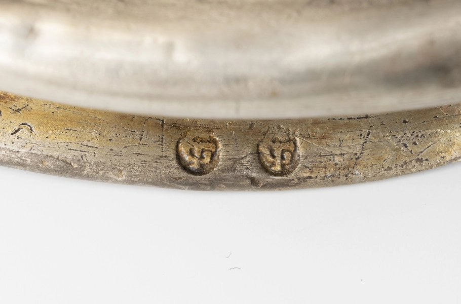 dzban na wino komunijne - detal; spleciony monogram w okrągłym polu GT