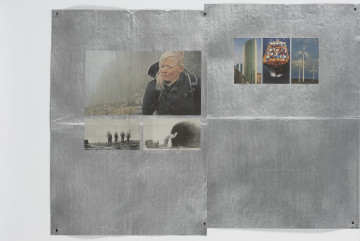 Untitled (Covering) - ujęcie z przodu; Kolaż składa się z dwóch arkuszów papieru pokrytego srebrną farbą przymocowane do białego podłoża za pomocą malutkich okrągłych, płaskich magnesów w narożnikach każdego z arkuszy. Na każdym nieregularnie rozmieszczone zdjęcia publicystyczne.
Na pracy na pierwszym z lewej strony arkuszu trzy zdjęcia: w górnej części duża fotografia popiersia kobiety w sportowym stroju, z rozwianymi włosami, a w tle, w oddali, za mgłą wzgórze. Poniżej dwa mniejsze ułożone obok siebie, biało-czarne zdjęcia - jedno przedstawia czwórkę mężczyzn w kurtkach i kaszkietach zwróconych w prawo, stojących na kamienistej powierzchni lub gruzowisku obok leżącego szkieletu nieokreślonej konstrukcji, a drugim zaś dwie sylwetki ludzi przy leżącym na boku koszu balonowym połączonym olinowaniem z balonem widocznym po prawej jako ciemna kulista forma. Na prawym arkuszu, centralnie w górnej części trzy pionowe kolorowe zdjęcia rozmieszczone obok siebie w równych odstępach. Na pierwszym z lewej drapacze chmur; na środkowym statek wypełniony kontenerami; na trzecim po prawej trzy turbiny wiatrowe.