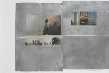 Untitled (Covering) - ujęcie z przodu; Kolaż składa się z dwóch arkuszów papieru pokrytego srebrną farbą przymocowane do białego podłoża za pomocą malutkich okrągłych, płaskich magnesów w narożnikach każdego z arkuszy. Na każdym nieregularnie rozmieszczone zdjęcia publicystyczne.
Na pracy na pierwszym z lewej strony arkuszu trzy zdjęcia: w górnej części duża fotografia popiersia kobiety w sportowym stroju, z rozwianymi włosami, a w tle, w oddali, za mgłą wzgórze. Poniżej dwa mniejsze ułożone obok siebie, biało-czarne zdjęcia - jedno przedstawia czwórkę mężczyzn w kurtkach i kaszkietach zwróconych w prawo, stojących na kamienistej powierzchni lub gruzowisku obok leżącego szkieletu nieokreślonej konstrukcji, a drugim zaś dwie sylwetki ludzi przy leżącym na boku koszu balonowym połączonym olinowaniem z balonem widocznym po prawej jako ciemna kulista forma. Na prawym arkuszu, centralnie w górnej części trzy pionowe kolorowe zdjęcia rozmieszczone obok siebie w równych odstępach. Na pierwszym z lewej drapacze chmur; na środkowym statek wypełniony kontenerami; na trzecim po prawej trzy turbiny wiatrowe.