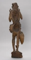figura ołtarzowa - Ujęcie z tyłu; Figura Chrystusa stojącego tyłem na cokole. Szczupłe ciało Chrystusa o poprawnie oddanych szczegółach anatomicznych. Dłonie uniesione przy twarzy wnętrzami do widza. Na wysokim wielobocznym cokole o profilowanych ściankach, przed Chrystusem ustawiony jest kielich z wydatnym nodusem. Rzeźba przyścienna.