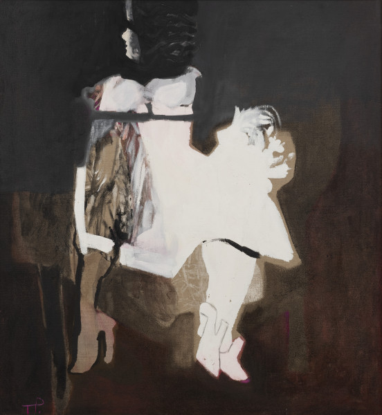 Kobieta-kogut - ujęcie z przodu; Na ciemnej neutralnej płaszczyźnie duża uogólniona forma (płótno niezamalowane), na tym nieregularna płaszczyzna bieli. U góry po lewej zarys ujętej w 3/4 od tyłu głowy kobiecej. U dołu do formy wpisane zarysy dwóch nóg w butach z wysokimi obcasami. Akcent różu rozbielonego po lewej części formy, płaszczyzny różu przełamanego brązem u dołu i w prawym dolnym narożu.