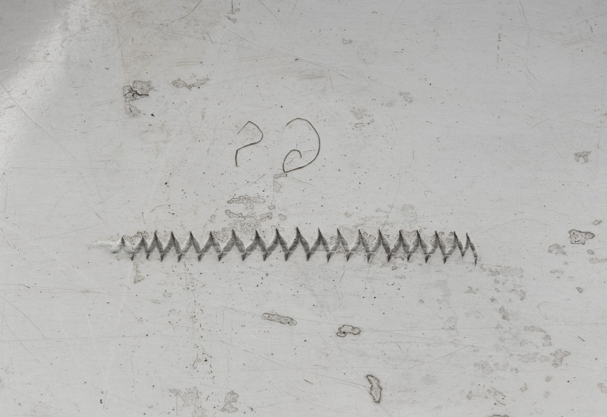 waza - detal; zbliżenie na znak na spodzie srebrnej teryny - wężyk probierczy