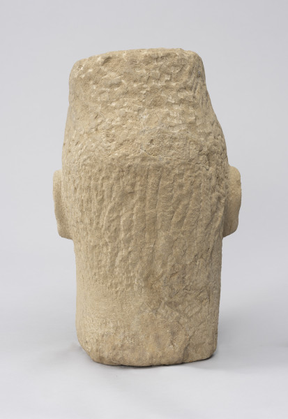 rzeźba; głowa; Komunard - ujęcie z tyłu; Głowa męska uformowana przez minimalistyczne opracowanie jasnego, kamiennego surowca.