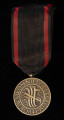 Medal Niepodległości - Ujęcie z przodu; Medal w kształcie okręgu, na którego awersie, w polu znajduje się wyobrażenie 3 hydr, przebitych trzema mieczami. Całość zamknięta w podwójnym liniowym otoku zawierającym napis BOJOWNIKOM NIEPODLEGŁOŚCI. Zawieszka z przylutowanego uszka o kształcie beczułkowatym i przewleczonego, zlutowanego kółeczka. Wstążka czarna z dwoma czerwonymi, pionowymi pasami.