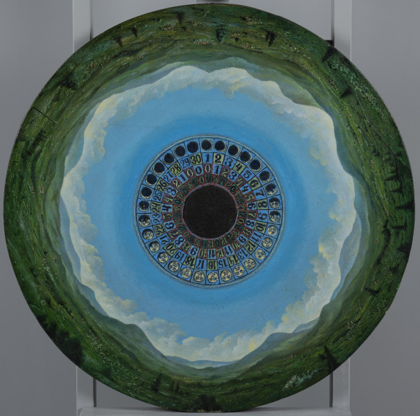 Dwa krajobrazy - ujęcie z przodu; Obraz w formacie koła. W centrum schemat przypominający koło ruletki. Wokół czarnego sporego punktu cztery kręgi, każdy podzielony na trzydzieści części. W każdym z trzech pierwszych okręgów zapisane są cyfry. Ostatni, największy krąg, zewnętrzny, ma wpisane w 30 wydzielonych częściach fazy księzyca (albo okrągłe formy przypominające je). Połowa z nich, po prawej stronie namlaowana jest jakby przedstawiały ludzkie twarze wpisane w koła o różnym stopniu jasności. Połowa z lewej strony to czarne koła z niewielkimi jasnymi akcentami przy krawędziach. Wokół błękitno-niebieskie niebo z chmurami, coraz jaśniejsze i falujące im bliżej krawędzi obrazu, przy której jest zielony, sielski krajobraz łąk, pól i małych miasteczek wśród pagórków i drzew.