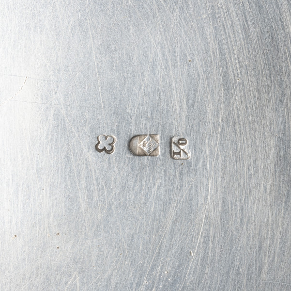 puchar klubu sportowego S.C. Blücher Stettin - detal; Na spodzie stopy znaki: 1/ w kwadracie wpisanym w prostokąt zakończony półkoliście WMF, biegnący struś 2/ czworoliść 3/ w prostokącie I/O