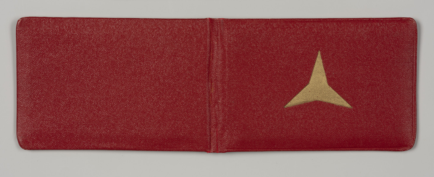 legitymacja do medalu - Ujęcie zewnątrz; Legitymacja ma formę prostokątnego dokumentu, składającego się z dwóch skrzydeł. Okładka w intensywnym odcieniu czerwieni, na której centralnie umieszczona jest złota trójramienna gwiazda.