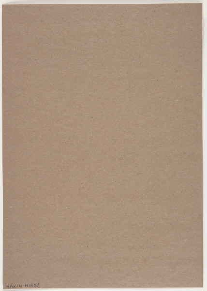 fotografia - Barwna odbitka fotograficzna utrzymana w stonowanych kolorach, która przedstawia górny fragment większej przestrzennej kompozycji. Widoczne są nieregularne, obłe, przeplatające się i częściowo spiętrzone kształty w różnych odcieniach brązu. Elementy te leżą na podłożu przykrytym białą tkaniną. Odbitka fotograficzna została wykonana z wąską, białą ramką.