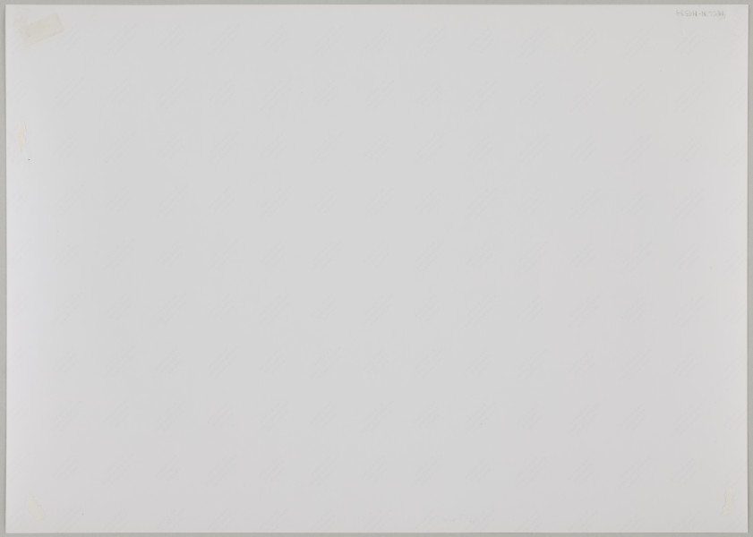 fotografia - Zdjęcie przedstawia mężczyznę podczas modlitwy wśród zapalonych świec. Mężczyzna znajduje się w głębi niewielkiego pomieszczenia. Przed nim stoją stoły, a na nich duże naczynia, w których ustawione są zapalone świece. Mężczyzna ma na sobie garnitur oraz jarmułkę. Jego ramiona są okryte tałesem. Trzyma w rękach księgę. Jest lekko pochylony w stronę tekstu. 