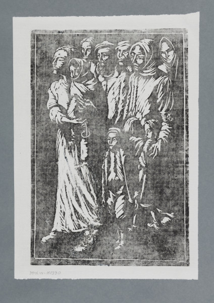 grafika - Grupa kobiet, dzieci, mężczyzn przechodząca przez bramę. Na czele, od lewej idzie kobieta w chustce na głowie. Na prawym ramieniu nosi opaskę z gwiazdą Dawida. Do jej boku mocno tuli się dziewczynka. Przed nią idzie chłopiec. Z prawej idzie kobieta z gołą głową, na ręku niesie dziecko otulone chustą, w lewej ręce trzyma kankę. Za nimi, w głębi, od lewej widoczne twarze kobiety w chustce na głowie, dwóch brodatych mężczyzn w czapkach na głowie, z prawej młody chłopak z gołą głową. Scena ujęta w cienką, białą ramkę.