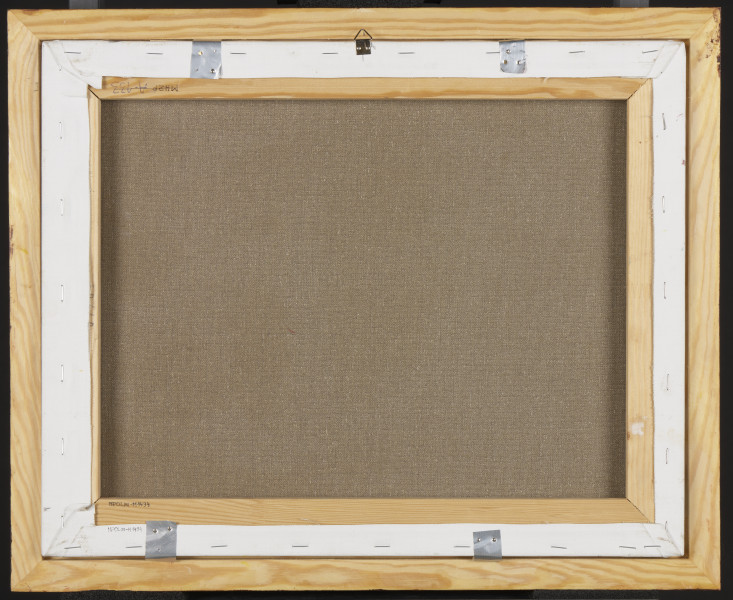 pejzaż z budynkiem - Widok na duży drewniany budynek (synagogę w Kórniku) w wiosennym pejzażu. Budynek z wysokim, mansardowym dachem i kolumnowym portykiem. Budynek piętrowy, w dachu trzy lukarny. W fasadzie trzy okna (jedno częściowo zakryte przez portyk), w bocznej elewacji (z prawej strony) potrójny rząd okien na dole i na górze. Tuż przy krawędzi budynku niewielkie, boczne wejście, po schodkach. Wysunięty do przodu portyk, zwieńczony trójkątnym frontonem, z dwoma kolumnami po każdej stronie, osłania główne wejście do budynku.
W głębi, po obu  stronach budynku znajdują się niskie domy o spadzistych dachach, z kominami, krytych czerwoną dachówką. Są otoczone drewnianymi płotami. Przy domach rosną drzewa (z obu stron drewnianego budynku) z niewielkimi koronami w kolorze jasnej zieleni. Na pierwszym planie pas ciemnej zieleni, trawy i niskich krzewów. Niebo jasnoniebieskie, z białymi chmurami. Obrysy budynków, kominy, drzewa nakreślone cienko czarną farbą.
Obraz w ramie.