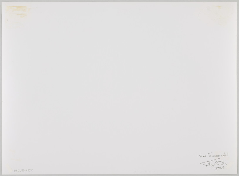 fotografia - Zdjęcie przedstawia starszą kobietę trzymającą w rękach sukienkę na Torę. Kobieta stoi w pomieszczeniu wypełnionym judaikami. Ściany są ozdobione obrazami przedstawiającymi Żydów w różnych sytuacjach. Pólki kredensu (po prawej stronie kadru) oraz blat komody (po lewej stronie kadru) wypełnione są min. świecznikami chanukowymi, kubkami pesachowymi, talerzami sederowymi, a także różnego rodzaju figurkami, naczyniami ze szkła oraz fotografiami. Kobieta stoi przy komodzie. Ma na sobie granatowa spódnicę, kolorowa bluzkę z kołnierzykiem, beżowy sweter oraz okulary. Jej włosy są siwe i zaczesane do tyłu. Sukienka, którą trzyma przed sobą jest w kolorze czerwonym. Ozdobiona złotymi napisami w języku hebrajskim oraz przedstawieniem dwóch lwów trzymających tablice z dziesięciorgiem przykazań w koronie (na górze; nad napisami).