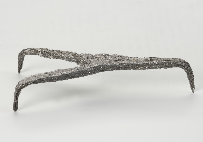 rak żelazny - Ujęcie z boku; Rak żelazny trójramienny z czworobocznej sztabki żelaznej z haczykiem na końcu każdego ramienia.