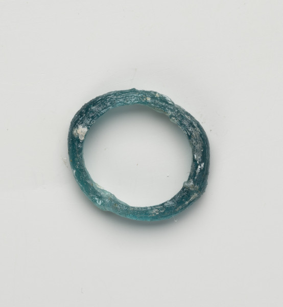pierścionek szklany - Ujęcie z dołu;; Pierścionek szklany w kolorze turkusowym o przekroju płaskokulistym o nierównomiernej grubości.