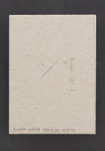 klocek drzeworytniczy - Klocek drewniany, z wyrytym tłem tworzącym wypukłą powierzchnie odbicia matrycy przedstawiającą malarza przy sztaludze po prawej stronie, dwie postacie oraz zwierzę po stronie lewej klocka drzeworytniczego. Matryca przymocowana do prostokątnego kawałka płyty wiórowej z naklejonym od przodu białym laminatem oraz szarą tekturą od tyłu.