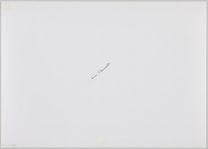 fotografia - Zdjęcie przedstawia wnętrze synagogi oraz modlących się w niej mężczyzn, którzy siedzą w kolejnych rzędach ławek. Po środku kompozycji, w pierwszej ławce widoczny mężczyzna z rozłożonymi szeroko rękami i otwartymi ustami. Ma na sobie garnitur, białą koszulę i granatowy krawat w drobne kropki. Na ławce obok niego siedzi dwóch mężczyzn (po lewej i prawej stronie). Mężczyzna po prawej ma na sobie kapelusz z szerokim rondem oraz garnitur i białą koszulę. Ma długą siwą brodę. Mężczyzna po lewej stronie ma na sobie białą koszulę, jasny krawat oraz beżowy płaszcz. Na głowie ma czarny beret. Za nimi widać rzędy ławek, w których siedzą pozostali mężczyźni. 