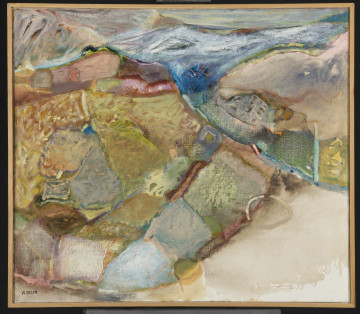 pejzaż - Wertykalny pejzaż o kompozycji składającej się z różnokolorowych plam w stonowanych barwach, niemal abstrakcyjny. U dołu kompozycji szarobeżowe tło, w prawym dolnym narożniku niedomalowane. Powyżej pas trapezoidalnych elementów - każdy o innym kolorze - różnych wariantach kolorów: niebieskoszarego,  szarozielonego i rozbielonego brązu. Kompozycję dominuje niebieska plama (zbiornik wodny?) usytuowana poziomo w górnej części obrazu, po prawej stronie, od której odchodzi niebieska kreska (rzeka? strumień?) przecinająca poziomo ułożone plamy barwne. U góry kompozycji widać szare, trójkątne kształty, najprawdopodobniej szczyty wzgórz, a nad nimi niebo.