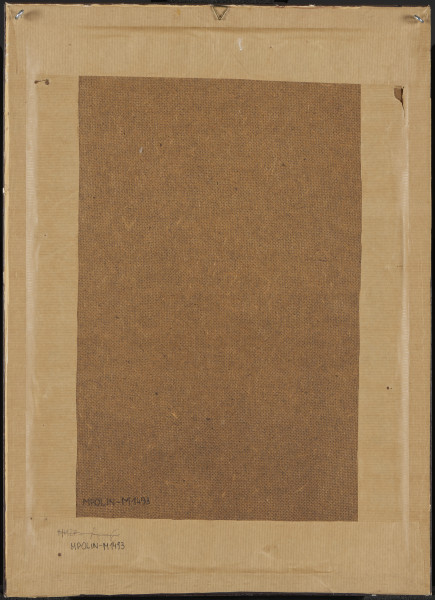 portret kobiecy - Portret uśmiechniętej staruszki w fartuchu, stojącej na ulicy, przed frontem kamieniczki. Ujęta w całej postaci, frontalnie. Ubrana w brązową sukienkę z długimi rękawami, na sukienkę ma nałożony biały fartuch z kieszeniami. W prawej kieszeni trzyma rękę, lewą rękę, lekko ugiętą trzyma przed sobą. Na głowie ma zawiązaną chustkę (?).
W tle front murowanej kamienicy – pokazanej do pierwszego piętra, w środku wejście do wewnętrznej uliczki, nad wejściem ozdobny łuk i krenelaż. Z lewej na parterze wysokie, brązowe drzwi wejściowe po schodkach, nad nimi dwuskrzydłowe okno, pod nim cienki gzyms. W prawej części na parterze duże okno wystawowe osłonięte pozioma poręczą, na wystawie kolorowe towary (nieczytelne). Dalej fragment szerokich schodów wiodących prawdopodobnie do wejścia. Wyżej cienki gzyms, nad nim dwuskrzydłowe okno. Ulica brukowana. Całość utrzymana w odcieniach brązów, żółcieni i beży.
Obraz w ramie.