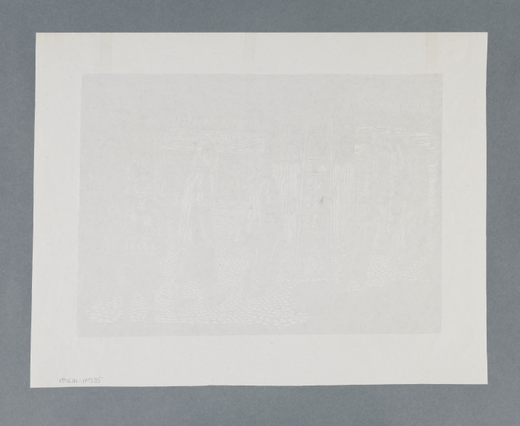 scena rodzajowa - Na tle niskich, parterowych domów pokazane życie codzienne na ulicy. Na brukowanej ulicy, z lewej stoi kobieta z dzieckiem, obok widoczna sylwetka powieszonego mężczyzny. Dalej postać bosego chłopca sprzedającego bułki (?), dwóch mężczyzn, jeden z nich niesie drabinę, drugi, odwrócony tyłem trzyma w rękach skrzynkę (?). Z prawej na pierwszym planie dwie postacie kobiece – jedna ujęta z tyłu, w chustce na głowie zwraca twarz w kierunku widza. Na rękawie ma opaskę z gwiazdą Dawida. Druga, bosa, ujęta en face, przed sobą trzyma w rękach tacę z jedzeniem na sprzedaż. W drugim planie, w otwartym oknie drugiego domu widoczna postać kobiety. W tle u góry zarys panoramy miasta – wieże kościołów, dachy kamienic.