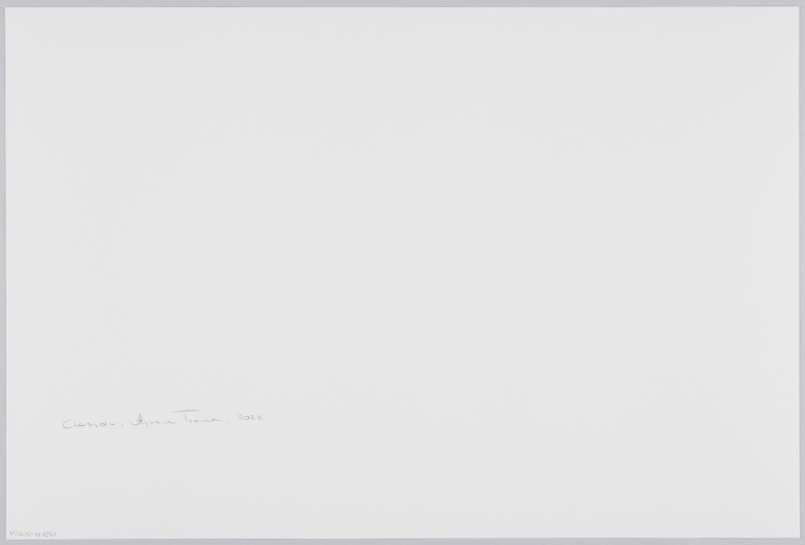 scena rodzajowa - Poziomy, barwny kadr fotograficzny przedstawiający na pierwszym planie postać starszej kobiety w czarnej sukience, białych perłach na szyi oraz wzorzystej chustce w odcieniach fioletu na głowie. Kobieta patrzy przed siebie, na drugim planie widać grupę podobnie ubranych kobiet, których postaci zostały ucięte przez wybrany kadr.