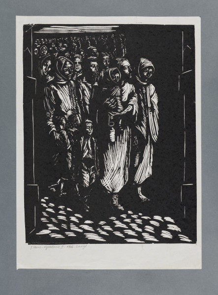 scena rodzajowa - Duża grupa kobiet, dzieci i mężczyzn przechodząca przez otwartą drewnianą bramę. Na czele pochodu, pośrodku, idzie kobieta, ujęta w całej postaci w długim płaszczu, z gołą, uniesioną do góry głową, na ręku niesie dziecko otulone chustą, w lewej ręce trzyma kankę. Z lewej kobieta z dwójka tulącą się do niej dziewczynką, na ramieniu opaskę z gwiazda Dawida. Z prawej bosa kobieta, w za dużym płaszczu, na przodzie okrycia naszyta gwiazda Dawida. W głębi twarze innych kobiet i mężczyzn, za nimi widać długi, ciągnący się daleko szereg ludzi. Droga wybrukowana.