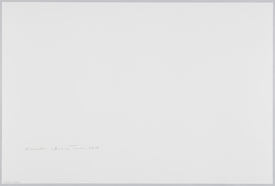 scena rodzajowa - Poziomy, barwny kadr fotograficzny przedstawiający ucztującą grupę kobiet, mężczyzn i dzieci we wnętrzu. Na pierwszym planie, po prawej stronie, widać dwie kobiety z niemowlętami – jedna z nich siedzi przy stole trzymając dziecko na kolanach, druga stoi, śmiejąc się prezentuje na rękach niemowlę w kostiumie przebierańców. Jej sylwetka zajmuje całą prawą krawędź kadru. Od lewego narożnika, pod kątem, w głąb sceny biegnie długi stół zastawiony jedzeniem i piciem. Po obu jego stronach siedzą kobiety i dzieci, za nim widać postaci 4 mężczyzn o fryzurach z charakterystycznymi długimi, zakręconymi pasmami nad uszami (pejsami) poprzebieranych w jednakowe kostiumy. W głębi, po lewej stronie stoi kilka kobiet.