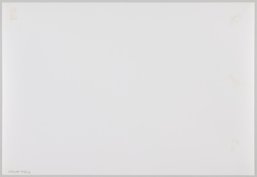 fotografia - Zdjęcie przedstawia grupę osób siedzących przy zastawionym stole podczas wieczerzy. Siedzą na przemian, mężczyźni i kobiety. Mężczyźni mają na głowach jarmułki. Jedna z kobiet (po prawej stronie kadru) ma na głowie ciemną chustę. Wszyscy obejmują się nawzajem ramionami. Nas stole stoją min. dwie zapalone świece w wysokich świecznikach, wino w pucharkach oraz talerz z macą. Ściany mieszkania zdobią makaty, mapy oraz fotografie. Po prawej stronie kompozycji widoczne okno, a na jego szybie symbol sześcioramiennej gwiazdy (gwiazdy Dawida).