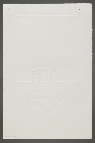 kompozycja abstrakcyjna - Wertykalna abstrakcja wykonana w dwóch technikach, co determinuje jej kompozycję i kolorystykę. W środkowej części, widać szeroki, pionowy, prostokątny kształt wyciśnięty w białym kartonie tła. Prostokąt został podzielony na równe dwie części: dolna odciśnięta w regularny wzór drobnych, poziomych pasków, ma w części środkowej widoczny wyraźnie element o nieregularnym kształcie (granice powojennej Polski?). Część górna składa się z mocno odciśniętych pionowych, szerokich pasów. Na te pasy, centralnie, został nałożony ceglasto-czarny kulisty wzór z elementami zgeometryzowanej spirali u góry, 3 pionowymi, falującymi pasami biegnącymi od środka ku dołowi oraz drobnym kreskowaniem u dołu (drzewa w pejzażu?).