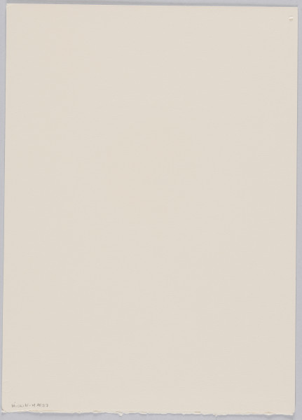 odbitka graficzna - Grafika przedstawiająca czarną sylwetkę postaci w kapeluszu, trzymającą podniesiony ku górze podłużny przedmiot zakończony dwoma czarnymi okręgami. Powyżej znajduje się okrąg całkowicie wypełniony figurami ludzi i zwierząt. Przedstawienie zamknięte w stworzonym z przerywanej linii prostokącie, stojącym na krótszym boku.