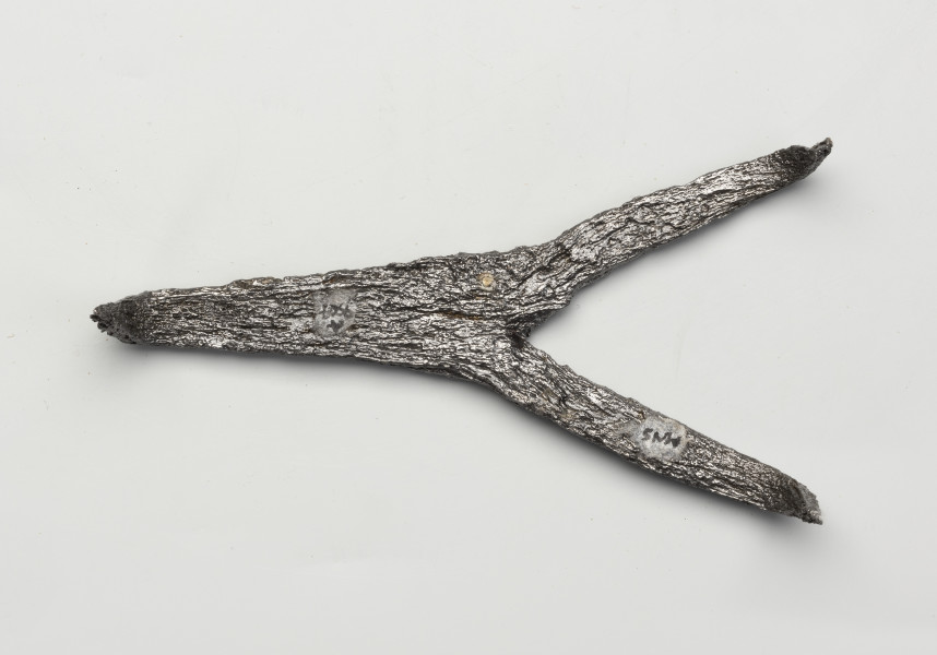 rak żelazny - Ujęcie z dołu; Rak żelazny trójramienny z czworobocznej sztabki żelaznej z haczykiem na końcu każdego ramienia.