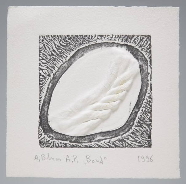 kompozycja abstrakcyjna - Kwadratowa kompozycja abstrakcyjna w tonacji szaro-czarnej umieszczona po środku kwadratowego arkusza. W części centralnej znajduje się owalny kształt nie pokryty farbą, w nim odcisk kawałka sznura. Owal jest obwiedziony ciemnoszarą szeroką ramką, całość znajduje się na tle o wzorze w nieregularne czarno-szare kreski.