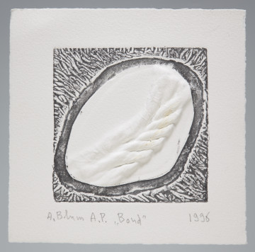 kompozycja abstrakcyjna - Kwadratowa kompozycja abstrakcyjna w tonacji szaro-czarnej umieszczona po środku kwadratowego arkusza. W części centralnej znajduje się owalny kształt nie pokryty farbą, w nim odcisk kawałka sznura. Owal jest obwiedziony ciemnoszarą szeroką ramką, całość znajduje się na tle o wzorze w nieregularne czarno-szare kreski.