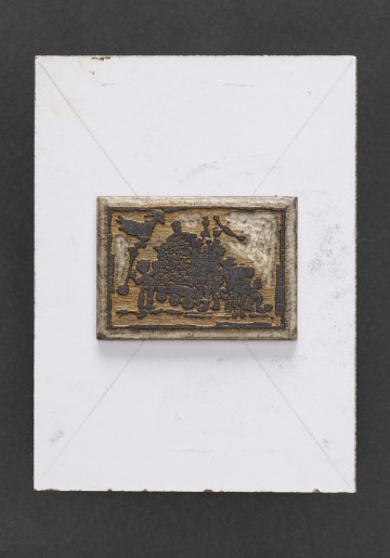 klocek drzeworytniczy - Klocek drzeworytniczy przedstawiający grupę postaci z wozem. Klocek drewniany, z wyrytym tłem tworzącym wypukłą powierzchnie odbicia matrycy przedstawiającą grupę postaci z wozem oraz człowiekiem trzymającym podłużny przedmiot zakończony kształtem ptaka. Matryca przymocowana do prostokątnego kawałka płyty wiórowej z naklejonym od przodu białym laminatem oraz szarą tekturą od tyłu.