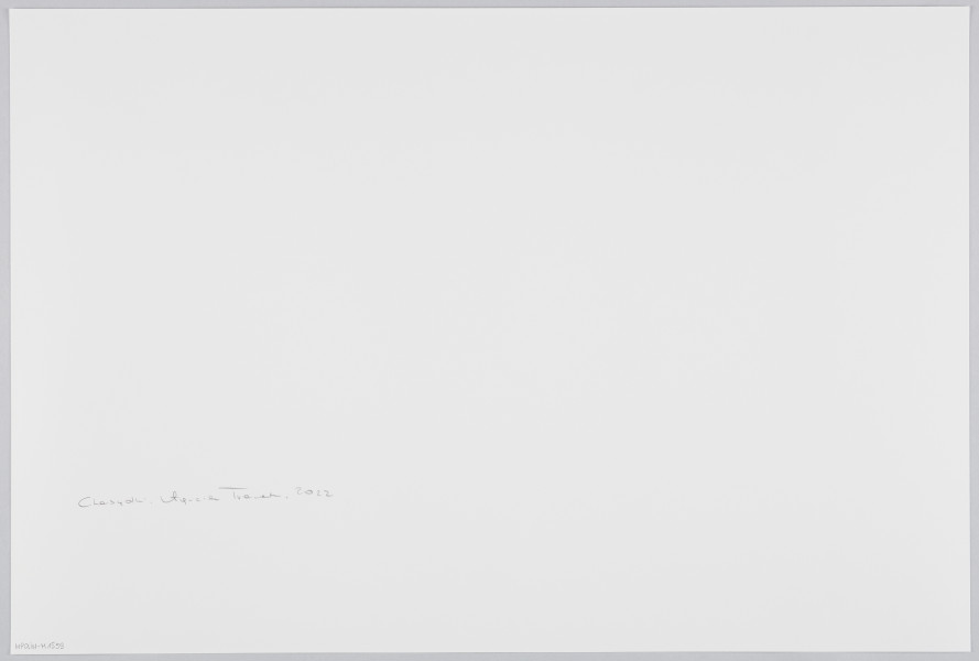 scena rodzajowa - Poziomy, barwny kadr fotograficzny przedstawiający grupę 7 kobiet stojących we wnętrzu, w kręgu i rozmawiających. Kobiety ubrane są w odświętne sukienki oraz kolorowe, wzorzyste chusty zawiązane dookoła ich głów. Ich twarze są niewidoczne dla widza.